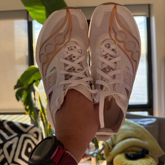 (<8 miles) Saucony Endorphin Elite Running Shoes- Size Women's 7.5 - white, gold - Picture 2 of 6